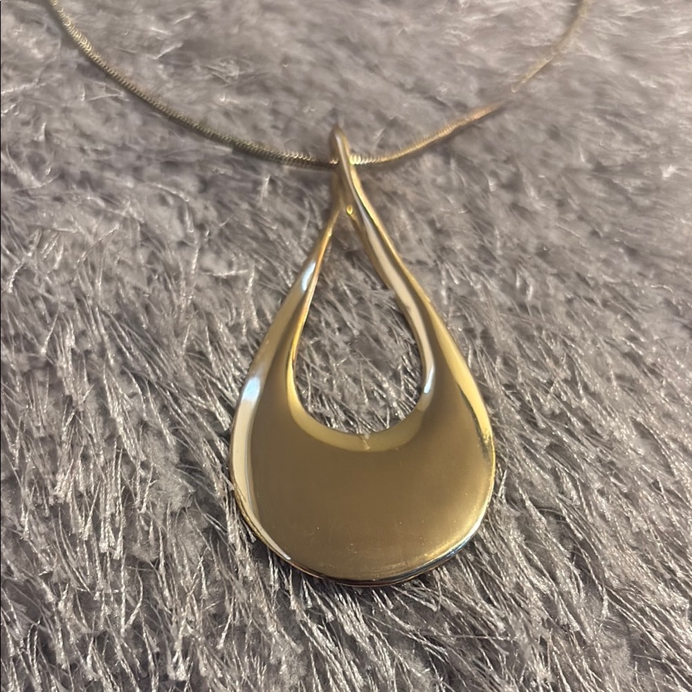 Elegant Golden Teardrop Pendant Necklace